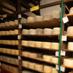forme di formaggio impilate